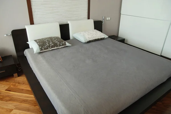 Великолепная двуспальная кровать — стоковое фото