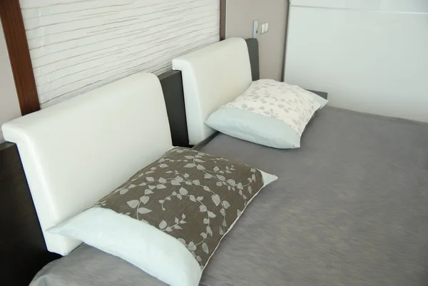 침대에 2 개의 베개 — 스톡 사진