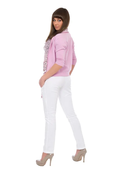 Giovane donna bruna sexy in camicia rosa e jeans bianchi — Foto Stock