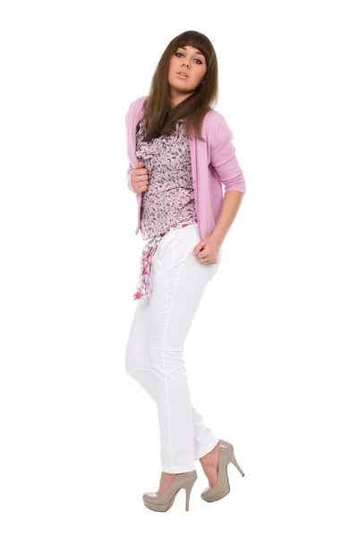 Mladá sexy bruneta žena v růžové košili a bílé džíny — Stock fotografie