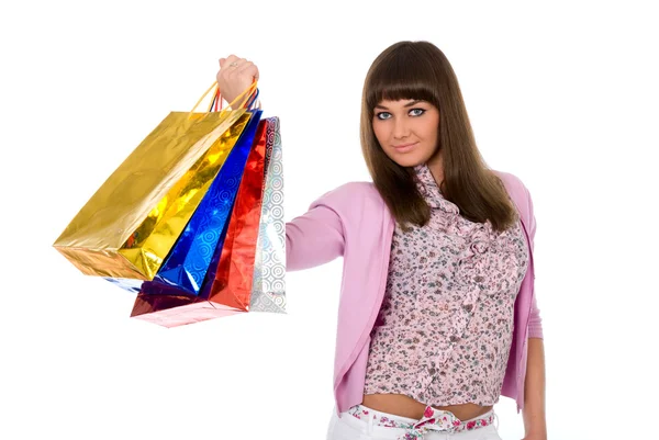 Красивая девушка поднимает пакеты с покупками — стоковое фото