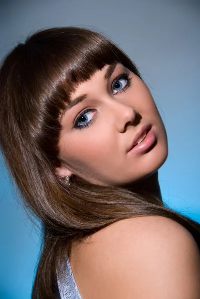 Portrét krásná brunetka s modrýma očima — Stock fotografie