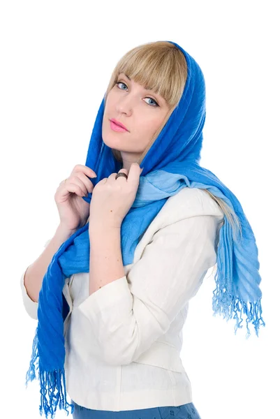 Düşünceli bir eşarp ile güzel bir kız portresi — Stok fotoğraf