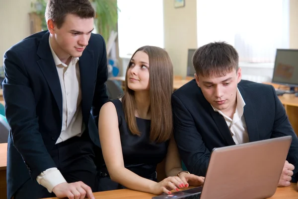 Jovens empregados com o computador portátil — Fotografia de Stock