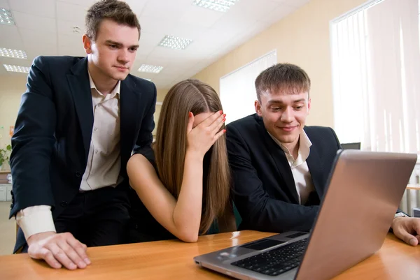 Gruppe junger Leute mit Laptop — Stockfoto