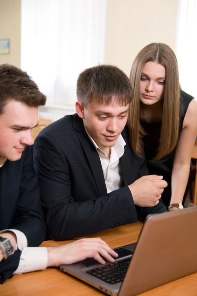 Business group behind the laptop — Stock Photo, Image