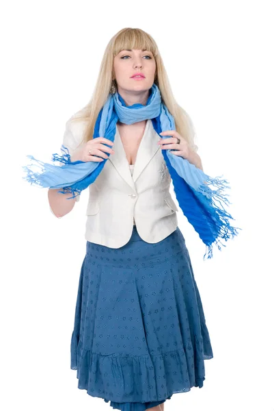 Hermosa rubia con una bufanda azul revoloteando — Foto de Stock