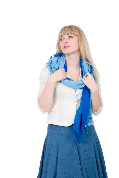 Blonde met een blauwe sjaal ziet er opzij — Stockfoto