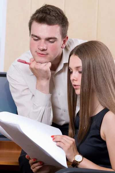 Guy and girl discuss new document — Stock Photo, Image