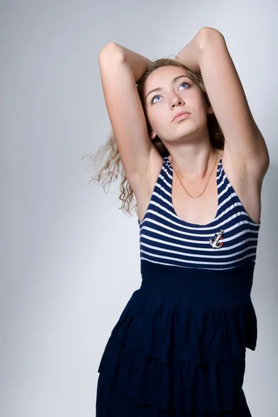 Menina bonita com os cotovelos levantados olha para cima — Fotografia de Stock