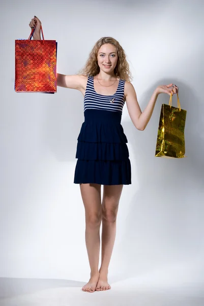 Schönes Mädchen hob Papierpakete hoch — Stockfoto