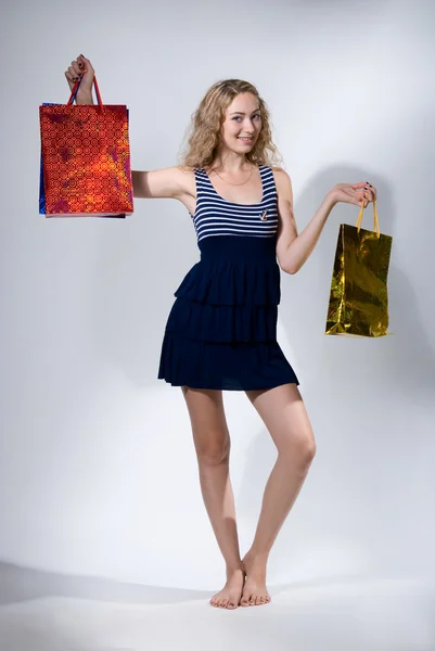 Gyönyörű lány felemelte papír csomagok fel — Stock Fotó