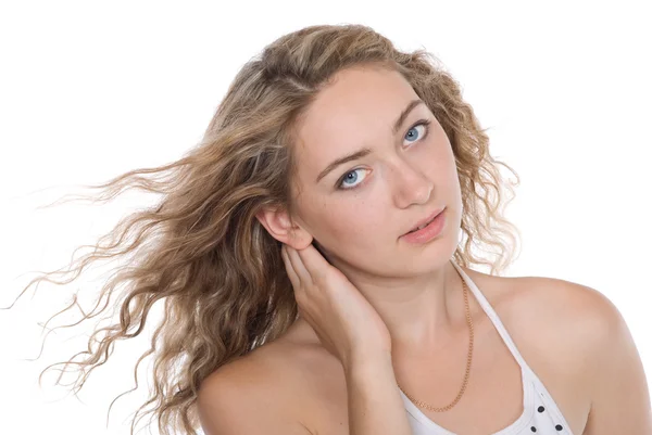 Porträtt av vacker ung blondin med en flygande hår — Stockfoto