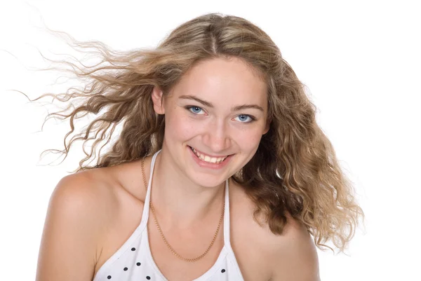 Портрет улыбающейся девушки с летящими волосами — стоковое фото