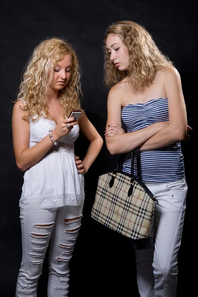Zwei Blondinen schauen ins Handy — Stockfoto
