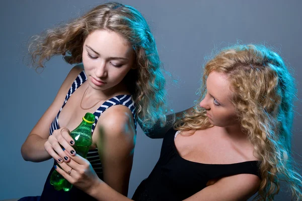 Twee blondjes met een fles water — Stockfoto
