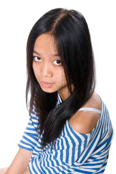 Portret van een jong meisje op een witte achtergrond. — Stockfoto