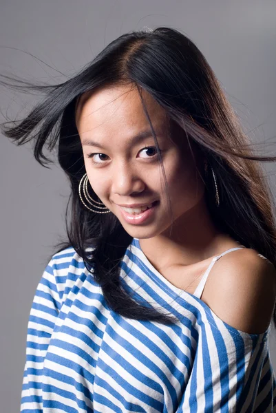Retrato de chica encantadora con un pelo volador — Foto de Stock