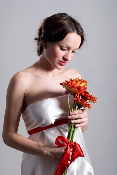 Portrait of the pregnant woman with a bunch of flowers — Stock Photo, Image