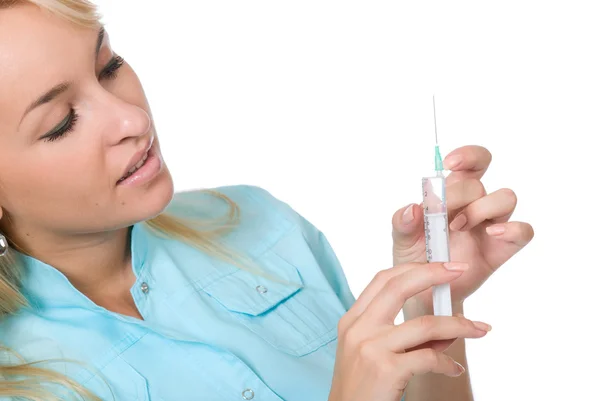 A young pretty female doctor holding a hypodermic needle — Stock Photo, Image