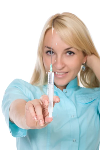 Jovem atraente enfermeira segurando seringa — Fotografia de Stock