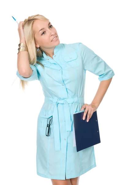 Porträtt av en lycklig ung sjuksköterska med filmappar — Stockfoto