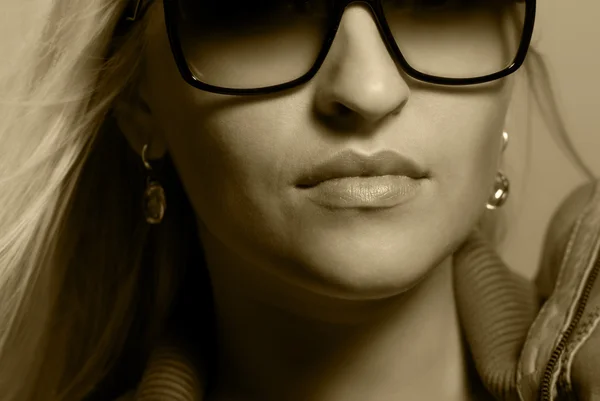 Portrét krásná dívka, která nosí brýle — Stock fotografie