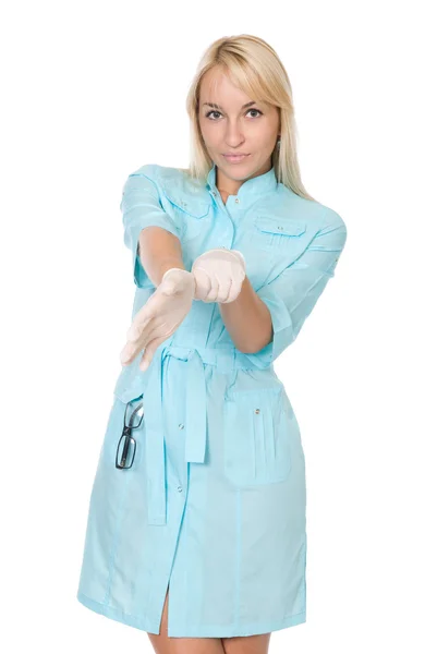 Die Ärztin zieht Handschuhe an. — Stockfoto