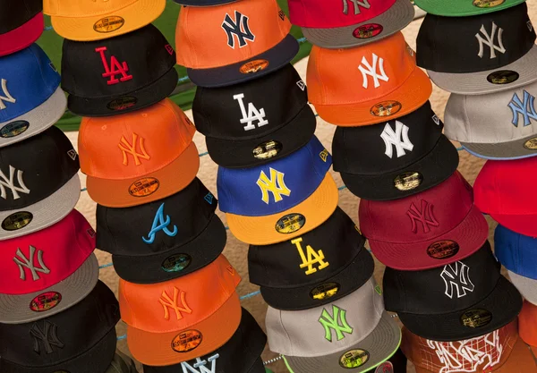 Baseball caps on market stall — Stock Photo, Image
