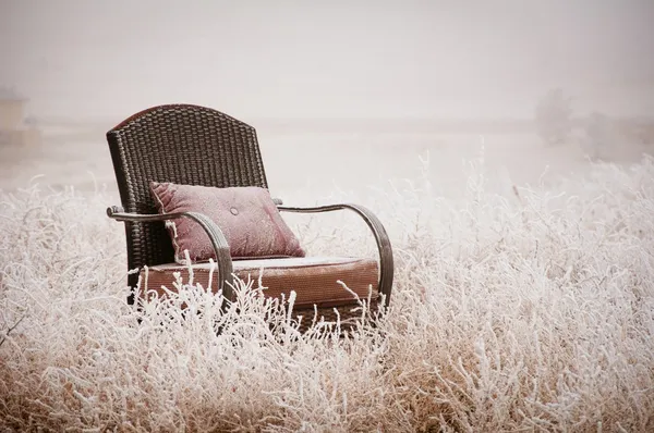 Χιονισμένο vintage καρέκλα — Φωτογραφία Αρχείου