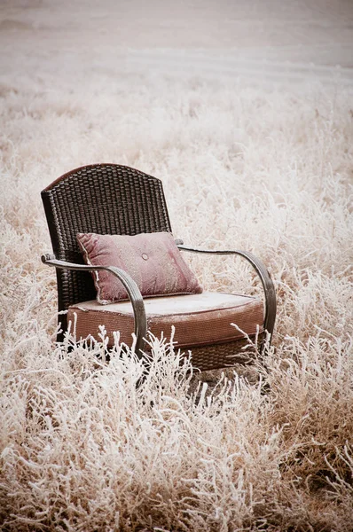 Verschneiter Oldtimer-Stuhl — Stockfoto