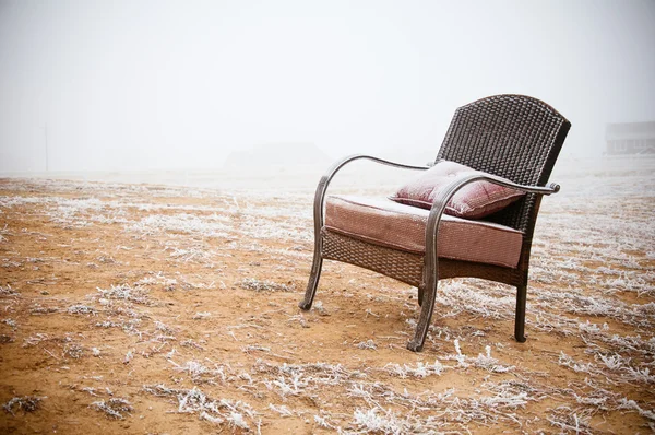 Verschneiter Oldtimer-Stuhl — Stockfoto
