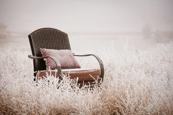 Karlı vintage sandalye — Stok fotoğraf