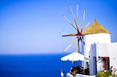 geleneksel beyaz yel değirmeni oia, santorini Island, Yunanistan