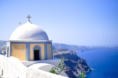 Santorini geleneksel kilisede thira ve caldera view, Yunanistan