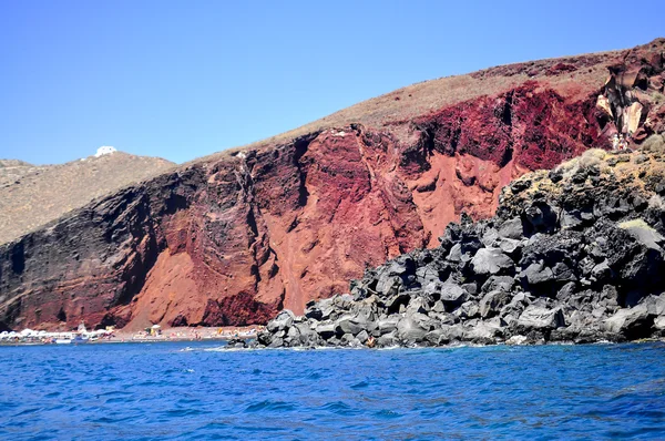 Praia vermelha na ilha de Santorini, Grécia — Fotografia de Stock
