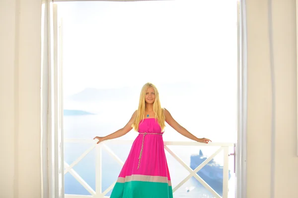 Urlaub junge schöne Frau in Santorini, Griechenland, in der Nähe von Kreuzfahrtschiff — Stockfoto