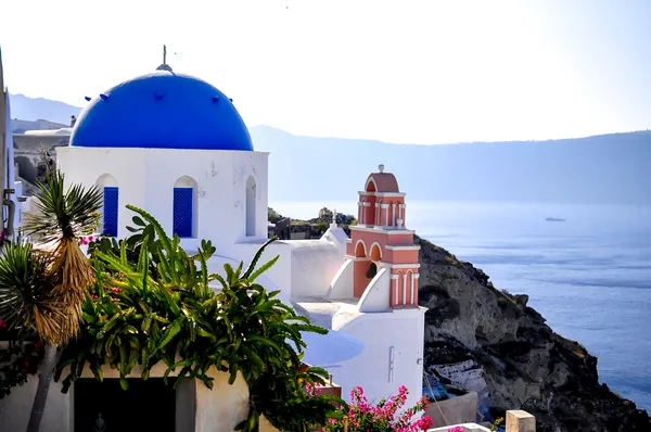 Santorini tradycyjny kościół w widokiem na miasto oia i kalderę, Grecja — Zdjęcie stockowe