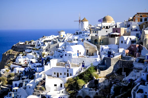 Oia, サントリーニ島、ギリシャの伝統的な青と白の村のビュー — ストック写真