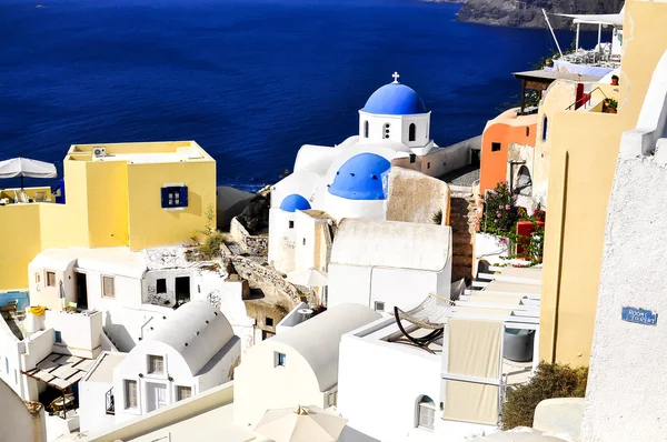 Santorini tradycyjnych niebieski i biały wieś i kościół w oia i widokiem na morze, Grecja — Zdjęcie stockowe