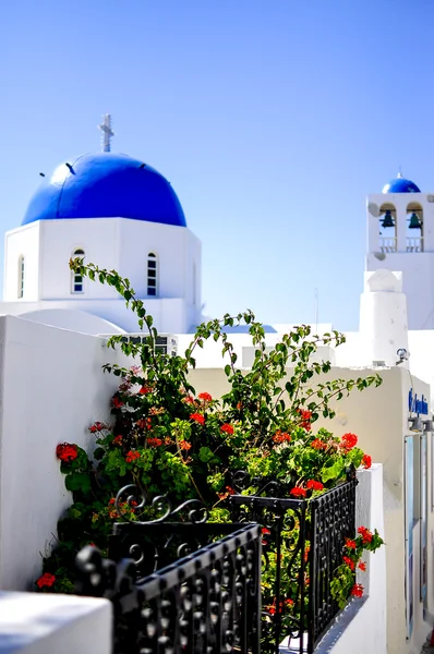 Santorini tradicional iglesia blanca y azul en Thira, Grecia — Foto de Stock