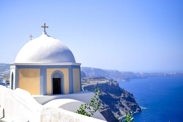 Santorini iglesia tradicional en Thira y caldera vista, Grecia —  Fotos de Stock
