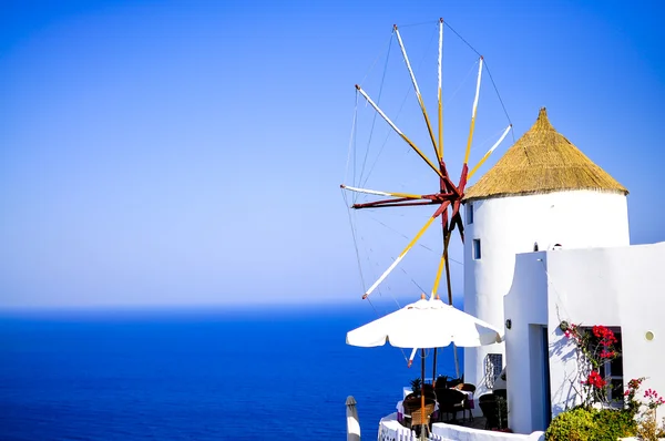 Moinho de vento branco tradicional em Oia, ilha de Santorini, Grécia Imagem De Stock