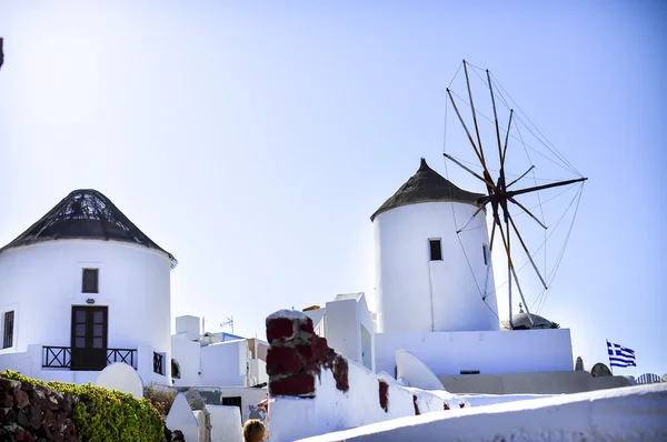 Moinho de vento branco tradicional em Oia, ilha de Santorini, Grécia Fotos De Bancos De Imagens Sem Royalties