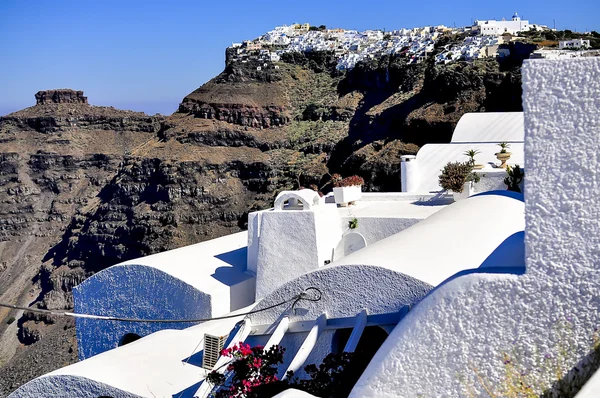 Santorini tradizionale villaggio e chiesa blu e bianco in Oia e vista mare, Grecia — Foto Stock