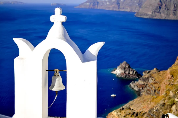 Iglesia tradicional de Santorini con una campana en oia, Grecia — Stok fotoğraf