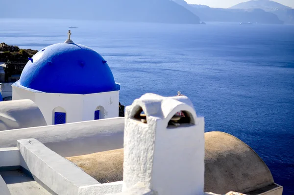 Santorini traditionella vita och blå kyrkan i oia, Grekland — Stockfoto