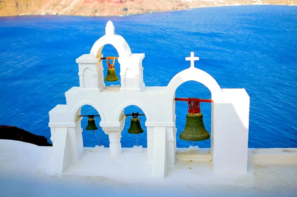 Iglesia tradicional de Santorini con una campana en oia, Grecia — Stok fotoğraf