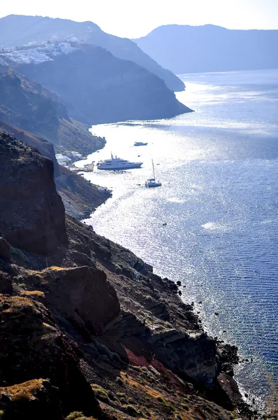 Santorini. Vista de caldeira com barcos e iates — Fotografia de Stock