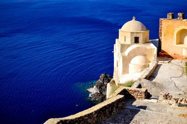 Santorini traditional church in Oia with sea view, Greece — стоковое фото